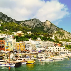 Harbour of Capri, Italy. JonathanHeu, CC BY-SA 3.0 via Wikimedia Commons